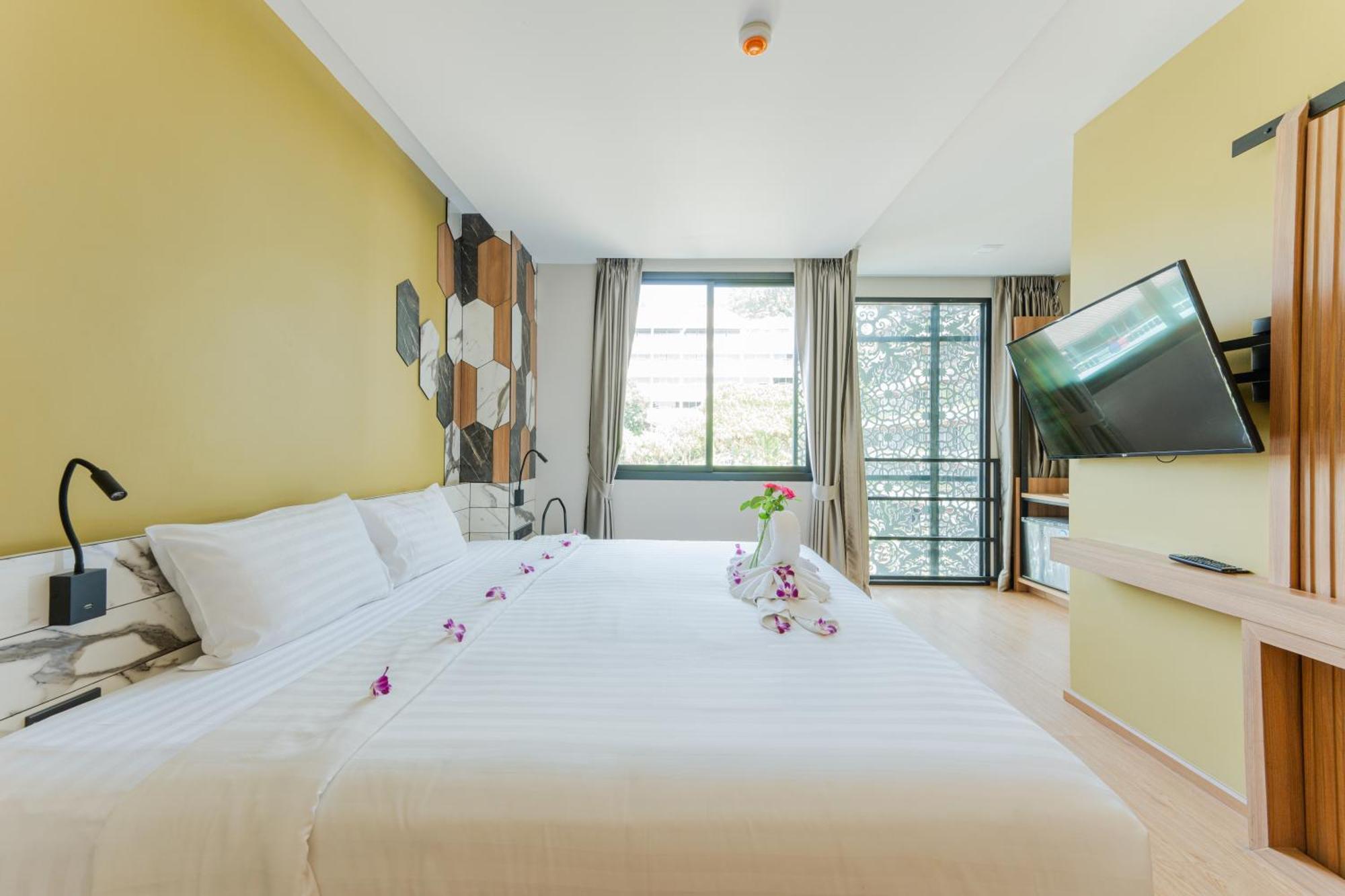 Отель Sky Wave Patong Экстерьер фото