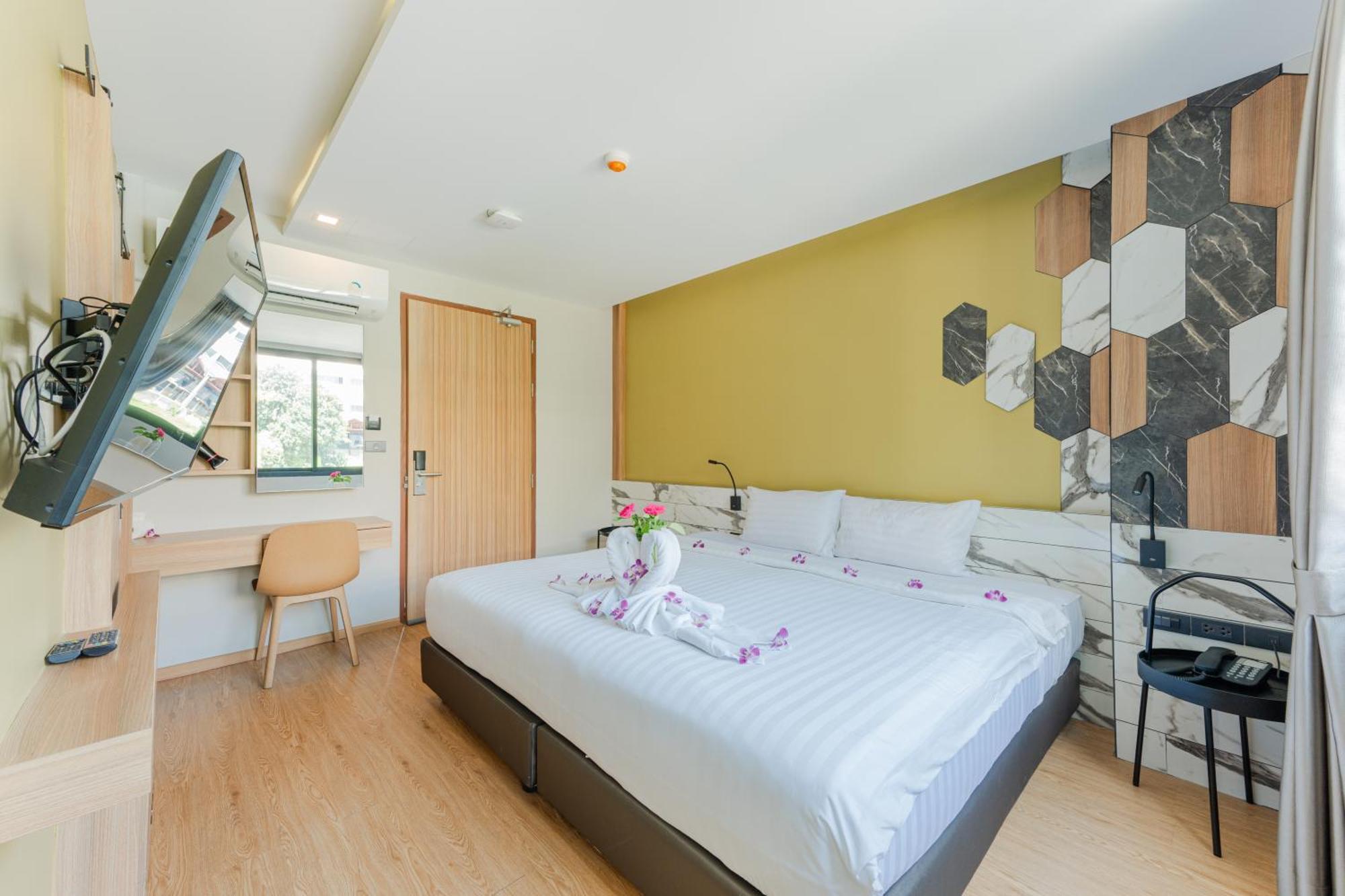 Отель Sky Wave Patong Экстерьер фото